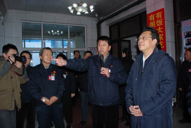 15.張雨浦書記、閆子忠副市長(zhǎng)等領(lǐng)導(dǎo)觀看公司榮譽(yù)展